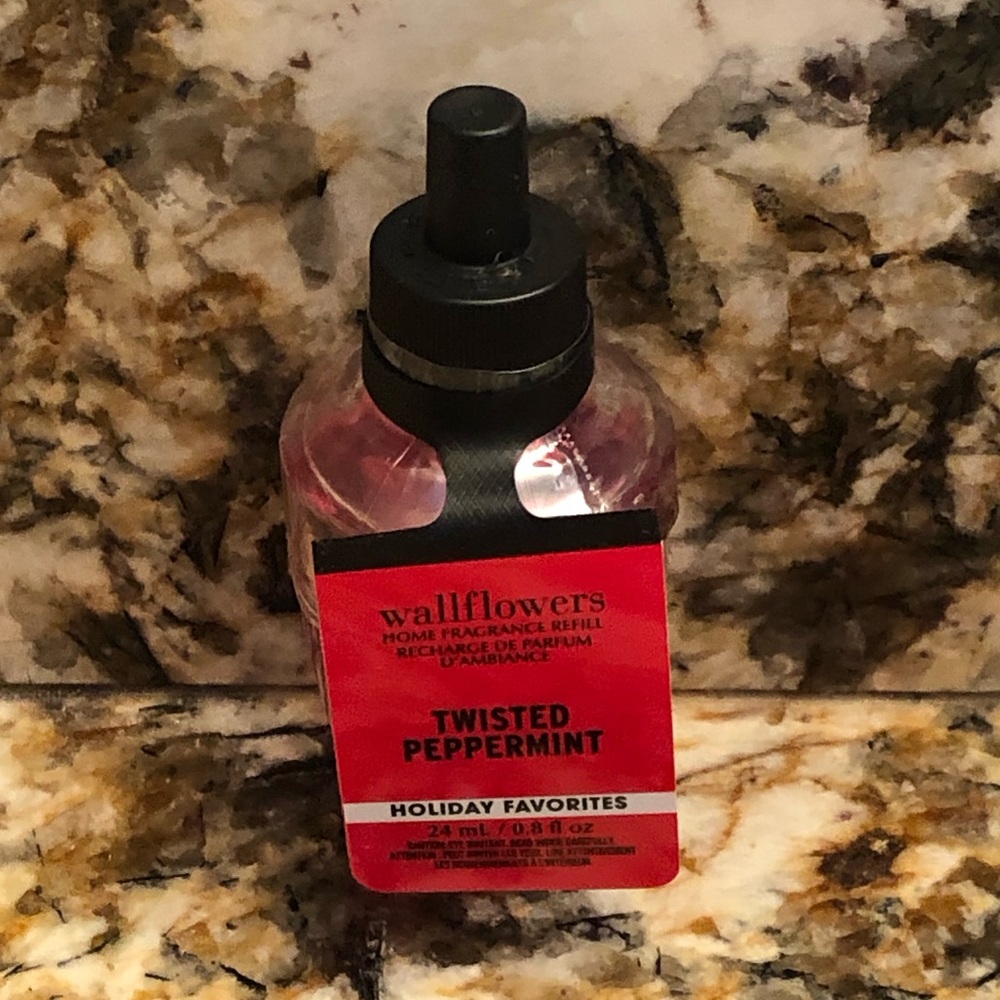 Bath and Body Works Twisted Peppermint Holiday Christmas Wallflower Refill Bulb